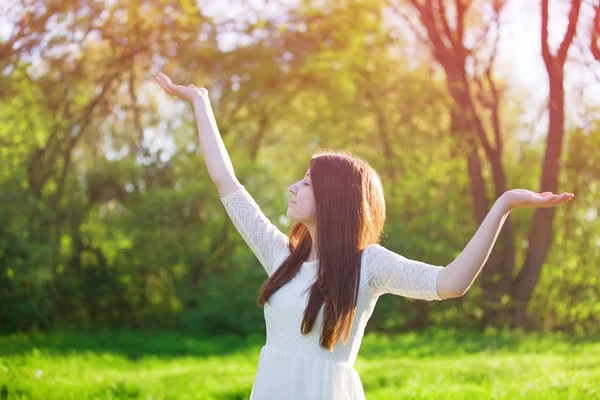 Mulher feliz na floresta de primavera — Fotografia de Stock