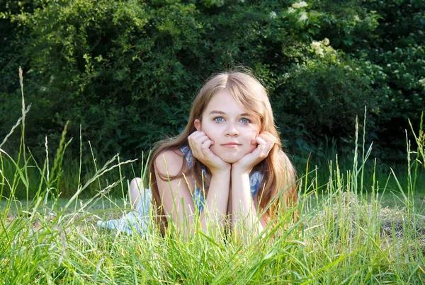 牧草地に横たわった少女 — ストック写真