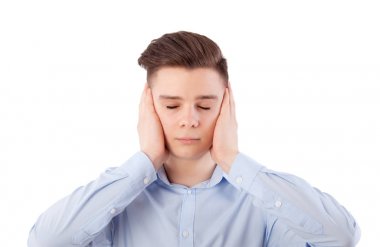 çocuk kulaklarını kapatArak