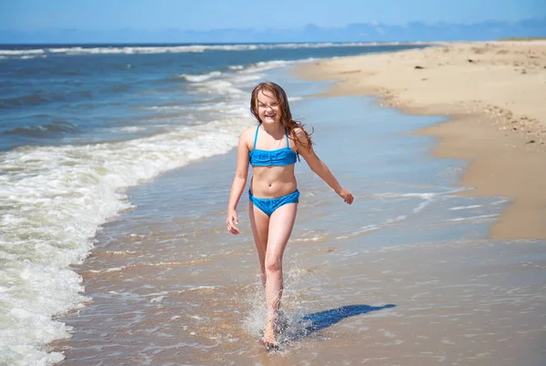 Νεαρό κορίτσι σε μια παραλία — Φωτογραφία Αρχείου