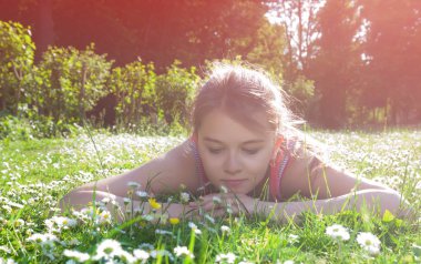 bir çayır üzerinde yatan kız