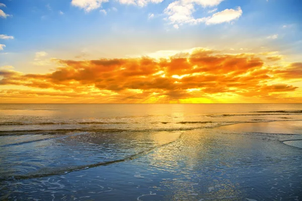 Denizde gün batımı — Stok fotoğraf