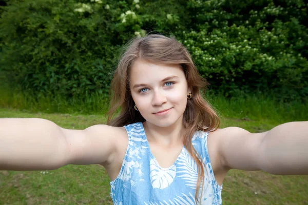 Flicka som tar en selfie bild — Stockfoto