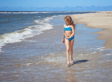 genç kız bir plajda