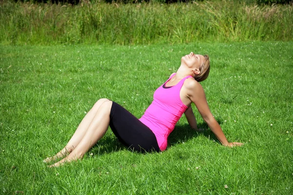 Frau auf grünem Gras — Stockfoto