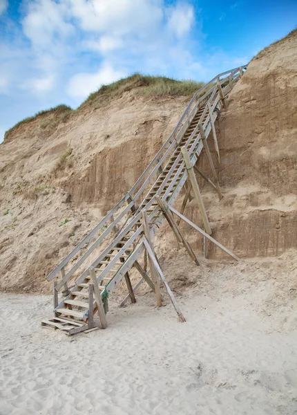 Bir plaja merdiven — Stok fotoğraf