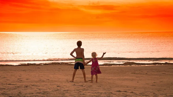 Дети, стоящие на пляже — стоковое фото