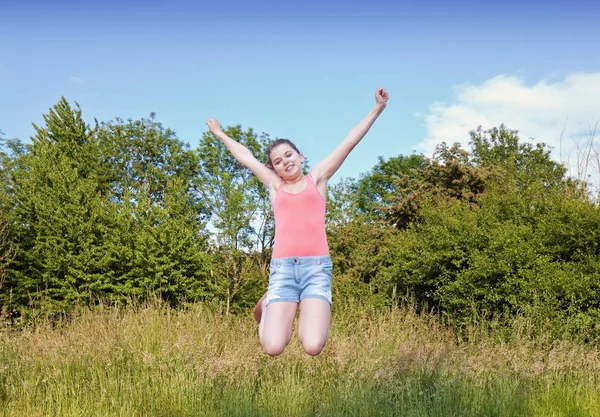 若い女性のジャンプ — ストック写真