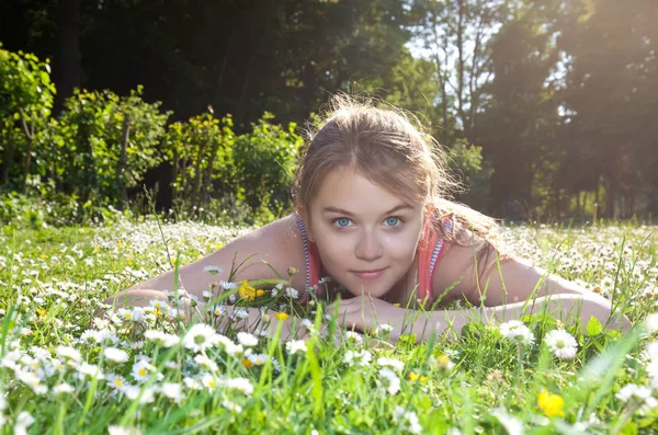 牧草地に横たわった少女 — ストック写真