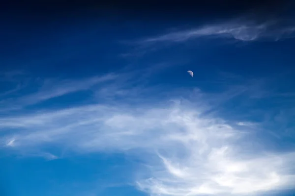Cielo e luna blu — Foto Stock