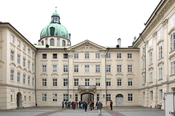 Innsbruck Rakousko Května 2018 Turisté Projít Kolem Paláce Hofburg Innsbrucku — Stock fotografie