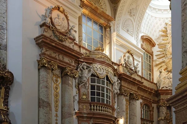 Karlskirche Carlin Kirkko Sisustus Wien Itävalta — kuvapankkivalokuva