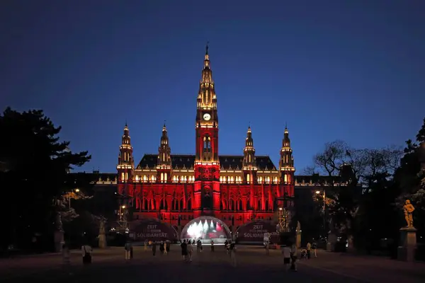 Viyana Avusturya Nisan 2018 Turist Gece Viyana Belediye Binası Tarafından — Stok fotoğraf