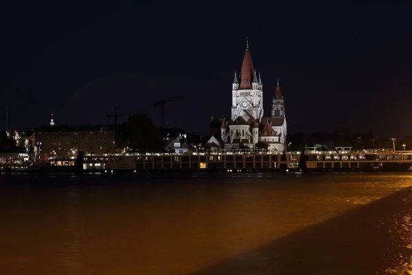 Eglise Gothique Dans Remblai Rivière Donau Nuit Vienne Autriche — Photo
