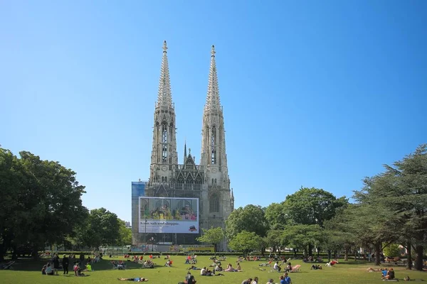 Wien Österrike Maj 2018 Människor Ser Votivkirche Kyrkan Centrala Wien — Stockfoto