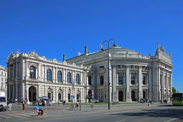 维也纳 奥地利 2018 游客们在霍夫堡宫剧院附近散步 这是维也纳的主要剧院 停留在 Populartouristic 街环城大道 — 图库照片