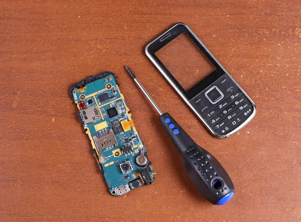 壊れた携帯 モバイル の携帯電話の修理を分解 — ストック写真