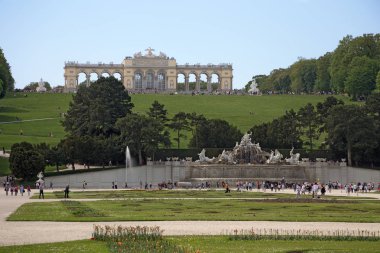 Viyana, Avusturya, Nisan, 30, 2018. Viyana, Avusturya Kraliyet Sarayı Schoenbrunn park Çeşmesi turist dolaşmak. Schoenbrunn yazlık Avusturya İmparatorluğu yapıldı..