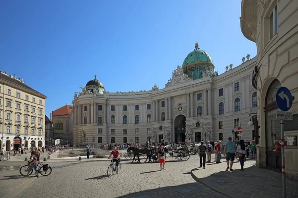 维也纳 奥地利 2018 游客们在奥地利维也纳的霍夫堡宫皇宫附近散步 这座宫殿是奥地利帝王的主要居所 — 图库照片