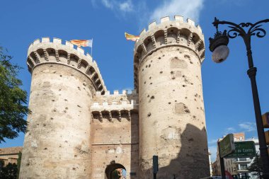 Torres de Quart (Quart kule) Valencia - eski şehir sur. Bu tarihsel gates Napoleon ordu topçu bombardıman topu tarafından yapılan dints bir yeri vardır