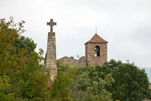 在西班牙加泰罗尼亚的塔拉戈纳的普里奥拉特 Tarragona Comarca Montsant 市的一个高地村庄 Siurana 的一个小型乡村教堂 — 图库照片