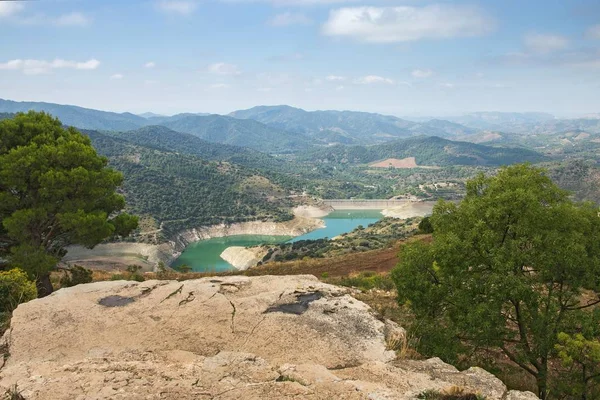 高原村 Siurana Priorat タラゴナ カタルーニャ スペインの Comarca Cornudella Montsant の市町村の下川シウラーナの貯水槽 — ストック写真