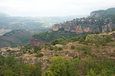 Siurana - ünlü Yayla Köyü Siurana Cornudella de Montsant Priorat, Tarragona, Katalonya, İspanya comarca içinde Belediyesi, bir uçurumun üzerinden manzara.