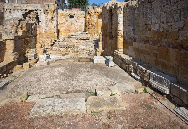 タラゴナ カタルーニャ スペインのローマの円形競技場のアリーナに建てられた中世の教会の遺跡 — ストック写真