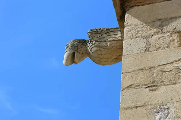 西班牙加泰罗尼亚万宝龙镇圣玛丽亚教堂的石榴石 — 图库照片