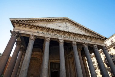 Pantheon, Roma, İtalya 'nın kolajon ve porticosu. İnşa edildikten yaklaşık iki bin yıl sonra, Pantheon 'un kubbesi hala dünyanın en büyük güçlendirilmemiş beton kubbesidir..