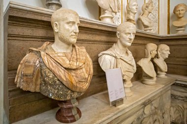 Roma, İtalya - 6 Ocak 2020. Capitoline Müzelerinin sergilendiği antik heykeller. Roma 'daki Capitoline Hill' in tepesinde bir arkeoloji müzesi.