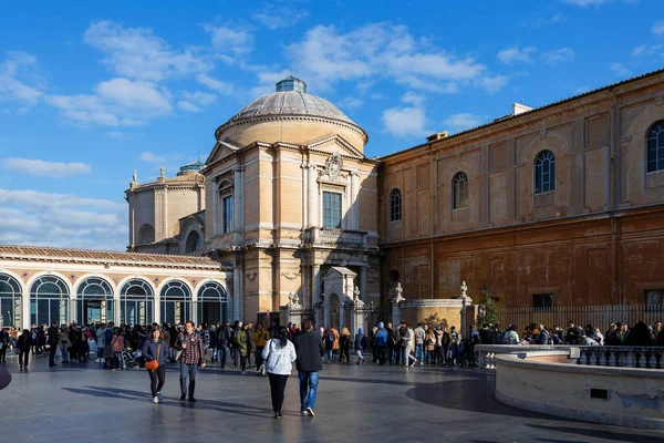 Ватикан Италия Января 2020 Года Толпа Дворе Музея Ватикана Музей — стоковое фото