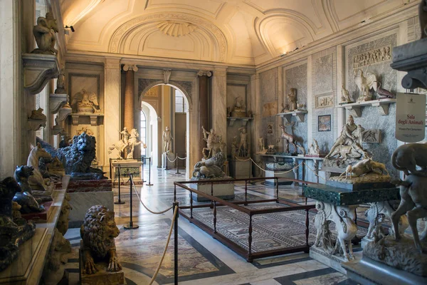 イタリア バチカン 2020年1月4日 バチカン美術館に展示されている古代ギリシャとローマの彫像 博物館は古代美術品の最大のコレクションの1つを保持しています — ストック写真