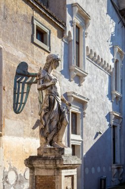 Kutsal Melek Şatosu 'nun Kutsal Melek heykeli. Başlangıçta imparator ve ailesi için bir anıt mezar olarak inşa edildi. Bina daha sonra kale olarak kullanıldı ve şimdi bir müze..