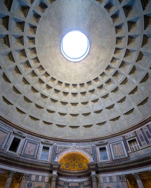 Pantheon 'un içi. İnşa edildikten yaklaşık iki bin yıl sonra, Pantheon 'un kubbesi hala dünyanın en büyük güçlendirilmemiş beton kubbesidir..