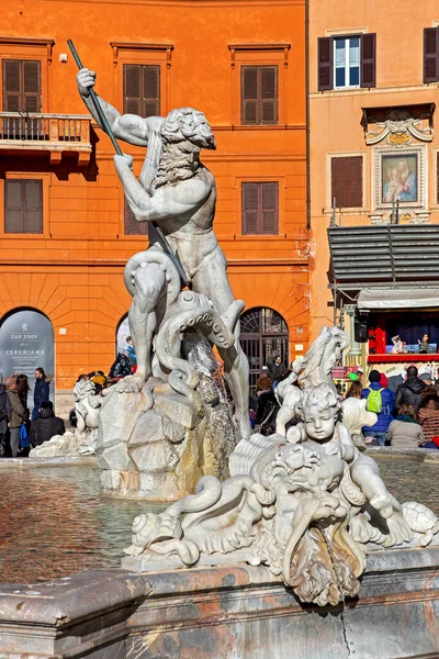 意大利罗马 2020年1月6日 纳沃纳广场 Piazza Navona 的一群游客 这个广场的文艺复兴风格的喷泉和建筑物一年四季吸引了许多人 — 图库照片