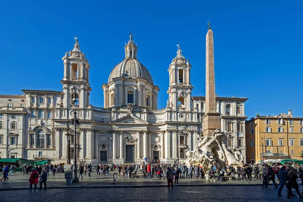 意大利罗马 2020年1月6日 纳沃纳广场 Piazza Navona 的一群游客 这个广场的文艺复兴风格的喷泉和建筑物一年四季吸引了许多人 — 图库照片