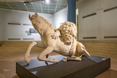 Roma, İtalya - 6 Ocak 2020. Capitoline Müzelerinin sergilendiği antik heykeller. Roma 'daki Capitoline Hill' in tepesinde bir arkeoloji müzesi.