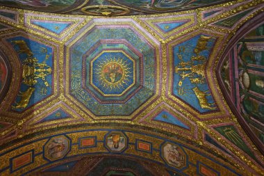 Vatikan, İtalya - 4 Ocak 2020. Vatikan Müzesi 'nin Tavanı. Müze dünyanın en ünlü seyahat sıkıntılarından biridir..