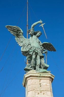 Kutsal Melek Şatosu 'nun Kutsal Melek heykeli. Başlangıçta imparator ve ailesi için bir anıt mezar olarak inşa edildi. Bina daha sonra kale olarak kullanıldı ve şimdi bir müze..