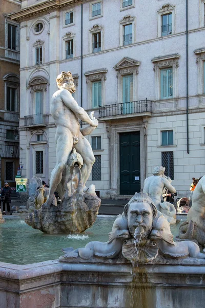 이탈리아 2020 나보나 광장에 관광객들 광장의 르네상스 양식의 분수와 건물들은 — 스톡 사진