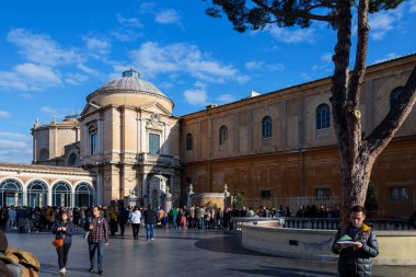 Vatikan, İtalya - 4 Ocak 2020. Vatikan Müzesi 'nin bahçesinde kalabalık var. Müze dünyanın en ünlü seyahat sıkıntılarından biridir..