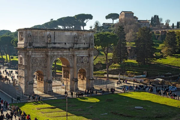 Roma Itália Janeiro 2020 Turistas Visitam Arco Constantino Fórum Romano — Fotografia de Stock