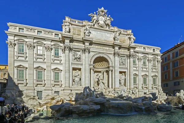 Rome Italië Januari 2020 Menigte Toeristen Bezoekt Trevi Fontein Het — Stockfoto