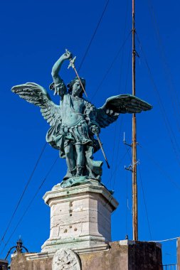 Kutsal Melek Şatosu 'nun Kutsal Melek heykeli. Başlangıçta imparator ve ailesi için bir anıt mezar olarak inşa edildi. Bina daha sonra kale olarak kullanıldı ve şimdi bir müze..