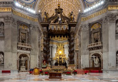 Vatikan, Roma, İtalya - 7 Ocak 2020. Vatikan 'daki Aziz Peter Katedrali' nin içi. Katedral dünyanın en büyük ve en ünlü katolik kilisesidir..