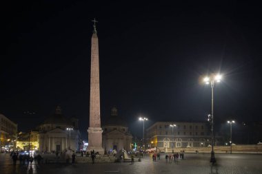 Roma, İtalya 'da büyük bir şehir meydanı olan Piazza del Popolo' nun gece manzarası