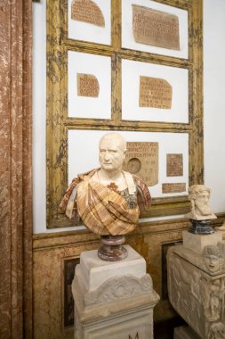 Roma, İtalya - 6 Ocak 2020. Capitoline Müzelerinin sergilendiği antik heykeller. Roma 'daki Capitoline Hill' in tepesinde bir arkeoloji müzesi.