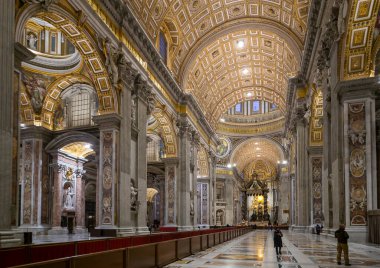 Vatikan, Roma, İtalya - 7 Ocak 2020. Vatikan 'daki Aziz Peter Katedrali' nin içi. Katedral dünyanın en büyük ve en ünlü katolik kilisesidir..