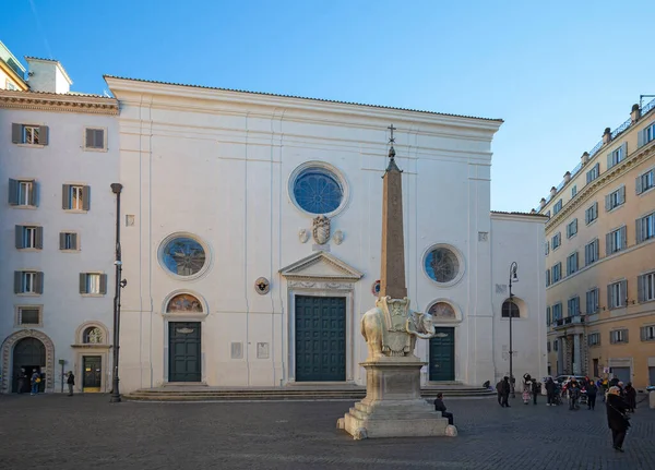 Rzym Włochy Styczeń 2020 Turyści Patrzą Obelisk Koło Kościoła Najświętszej — Zdjęcie stockowe